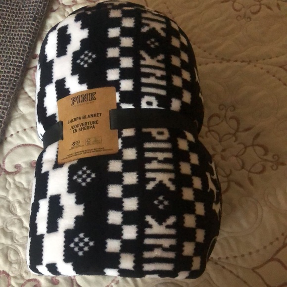 Sherpa blanket PINK victoria’s secret New - Picture 6 of 6